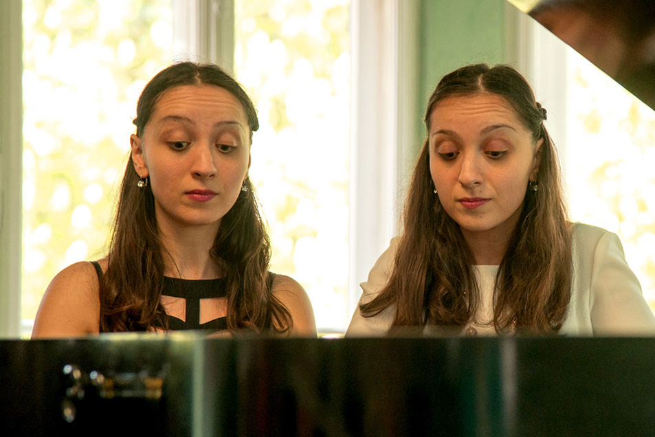 Das Klavierduo Ani und Nia Sulkhanishvili